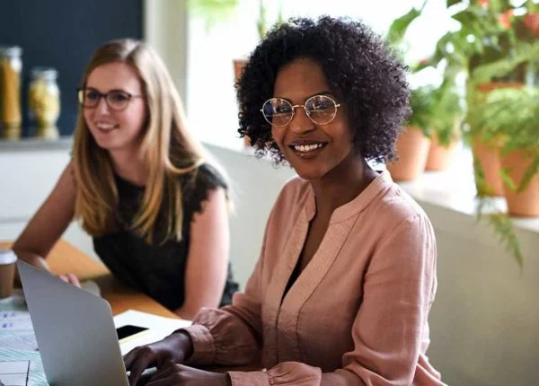 What Can You do With an MBA in Leadership? female students working